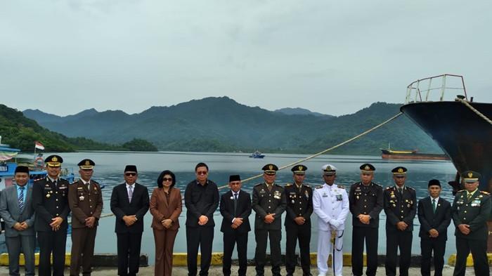 TABUR BUNGA: Suasana saat giat tabur bunga di Pelabuhan Labuhan Uki, Kecamatan Lolak, Bolmong, Sulut sebagai peringatan Hari Pahlawan 2025 dan mengenang jasa para pahlawan, Senin (10/11/2025). Sebelum melaksanakan tabur bunga, Yusra Alhabsyi memperingati upacara Hari Pahlawan di halaman kantor Bupati Bolmong.