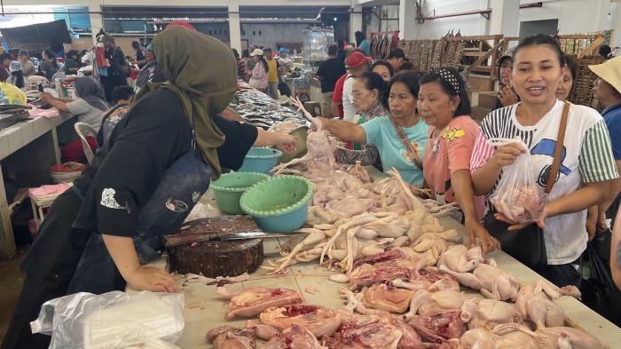 DAGING AYAM - Suasana tempat jualan daging ayam di pasar Airmadidi Minahasa Utara, Selasa (16/12/2025).