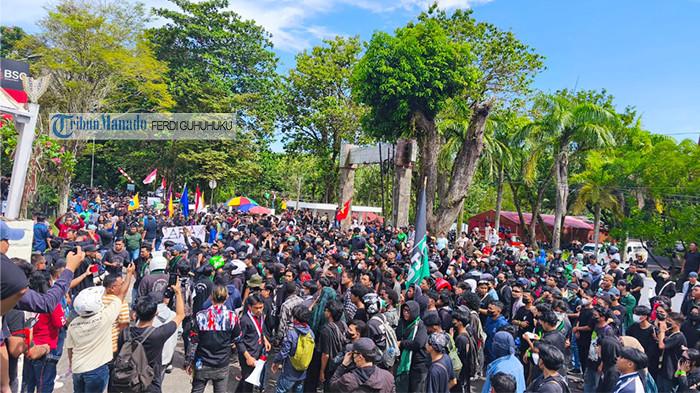 DEMO - Suasana terkini di Kantor DPRD Sulawesi Utara siang ini Pukul 14.15 Wita, Senin (1/9/2025). Massa aksi unjuk rasa memadati bagian depan kantor. (Ferdi Guhuhuku/Tribun Manado)