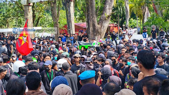 DEMO - Suasana terkini di Kantor DPRD Sulawesi Utara siang ini Pukul 14.15 Wita, Senin (1/9/2025). Massa aksi unjuk rasa memadati bagian depan kantor. (Ferdi Guhuhuku/Tribun Manado)