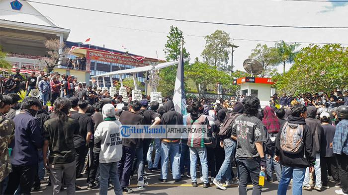Suasana terkini di Kantor DPRD Sulawesi Utara sore ini Senin (1/9/2025). Foto 3