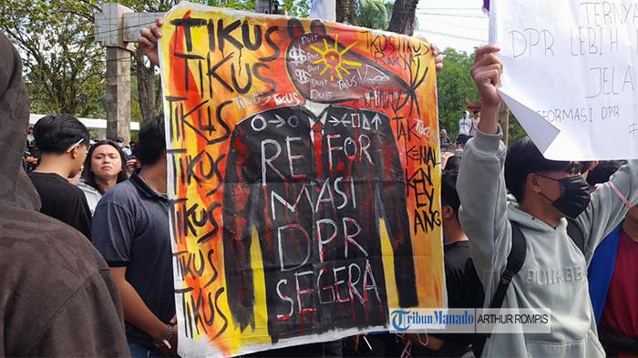 Suasana terkini di Kantor DPRD Sulawesi Utara sore ini Senin (1/9/2025).