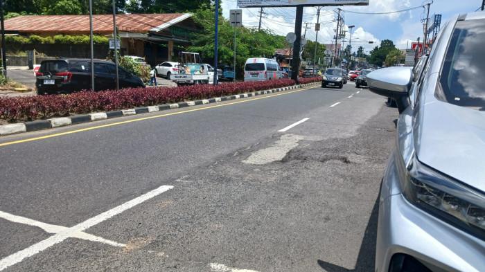 Sulawesi Utara, Rabu (15/4/2026). Kerusakan berupa lubang hingga tambalan tak rata.