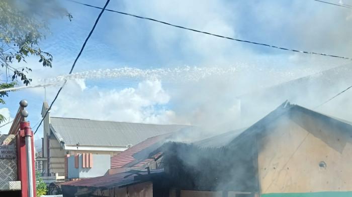 KEBAKARAN - Kebakaran melanda satu unit tempat usaha yang juga difungsikan sebagai rumah tinggal di Jalan Gunung Krakatau, Lingkungan II Kelurahan Pakowa, Kecamatan Wanea, Kota Manado, Sulawesi Utara, Selasa (3/2/2026) pagi.