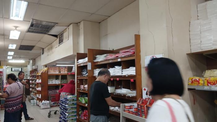 Sulawesi Utara, Selasa (7/4/2026). Harga plastik sejauh ini masih relatif sama.