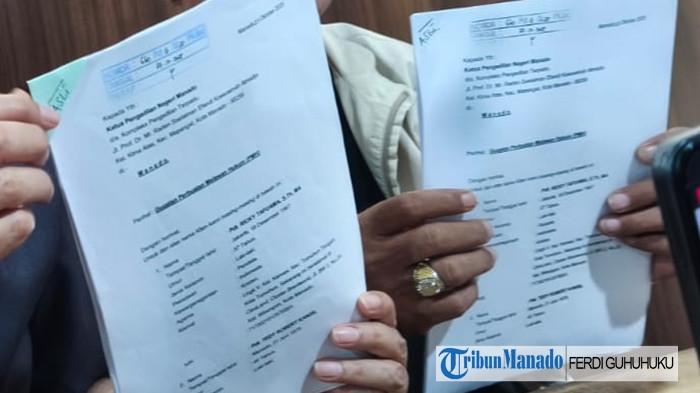 GUGATAN - Surat Gugatan diajukan oleh Komunitas Peduli GMIM, yang diwakili oleh sejumlah pendeta dan jemaat GMIM, terkait asal-usul uang Rp 5,2 miliar yang dititipkan oleh terdakwa, Pendeta Hein Arina, sebagai berang bukti ke Kejaksaan Negeri (Kejari) Manado. Gugatan ditujukan kepada sejumlah pihak, di antaranya Hein Arina, Bendahara Sinode GMIM hingga Advokat Franklin Montolalu.