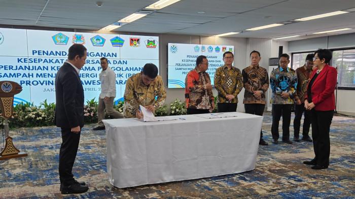 TANDA TANGAN - Gubernur Sulawesi Utara, Mayjen TNI (Purn) Yulius Selvanus Komaling (YSK), menandatangani PKS tersebut bersama Wali Kota Manado, Bupati Minahasa, Wali Kota Tomohon, Bupati Minahasa Utara (Minut), dan Wali Kota Bitung.