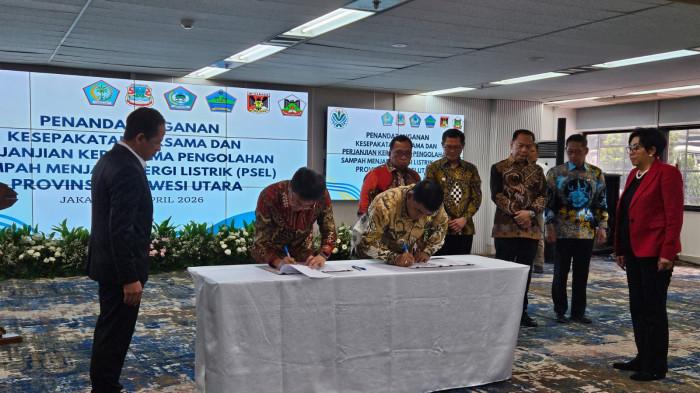 TANDA TANGAN - Gubernur Sulawesi Utara, Mayjen TNI (Purn) Yulius Selvanus Komaling (YSK), menandatangani PKS tersebut bersama Wali Kota Manado, Bupati Minahasa, Wali Kota Tomohon, Bupati Minahasa Utara (Minut), dan Wali Kota Bitung.