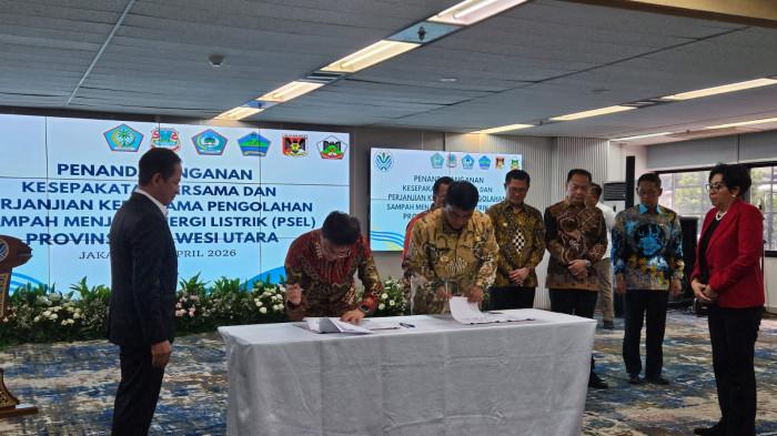 TANDA TANGAN - Gubernur Sulawesi Utara, Mayjen TNI (Purn) Yulius Selvanus Komaling (YSK), menandatangani PKS tersebut bersama Wali Kota Manado, Bupati Minahasa, Wali Kota Tomohon, Bupati Minahasa Utara (Minut), dan Wali Kota Bitung.