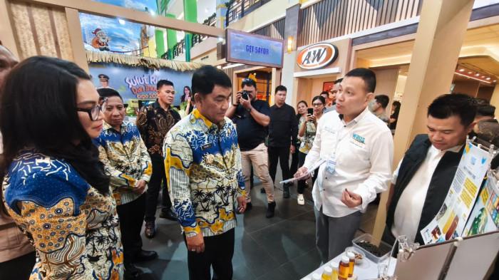 TANTANGAN BESAR - Gubernur Sulawesi Utara Mayjen TNI (Purn) Yulius Selvanus SE melontarkan tantangan besar kepada para inovator dan peneliti Sulut menciptakan mini smelter mobile yang bisa dipindahkan ke berbagai lokasi penambangan rakyat. Tantangan itu disampaikannya saat menutup Sulut Riset dan Inovasi Expo 2025 di Manado Town Square 1, Kamis (20/11/2025).