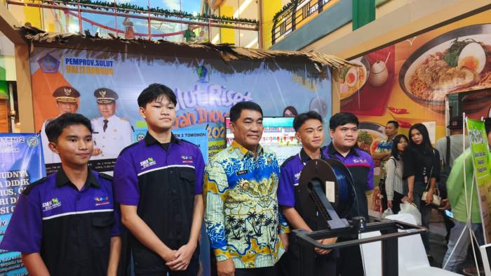 TANTANGAN BESAR - Gubernur Sulawesi Utara Mayjen TNI (Purn) Yulius Selvanus SE melontarkan tantangan besar kepada para inovator dan peneliti Sulut menciptakan mini smelter mobile yang bisa dipindahkan ke berbagai lokasi penambangan rakyat. Tantangan itu disampaikannya saat menutup Sulut Riset dan Inovasi Expo 2025 di Manado Town Square 1, Kamis (20/11/2025).