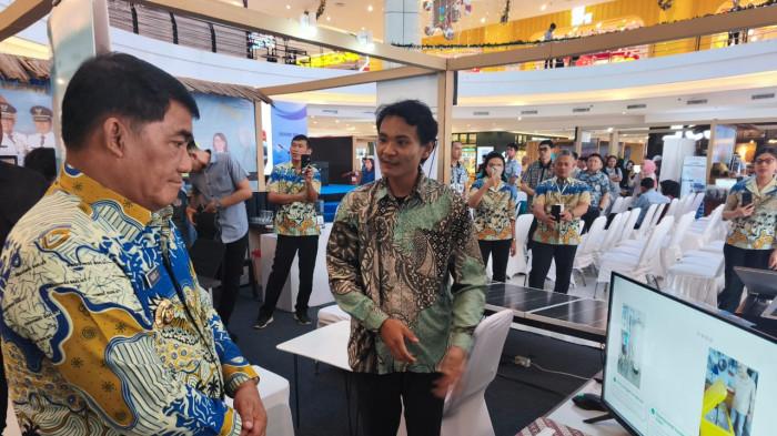 TANTANGAN BESAR - Gubernur Sulawesi Utara Mayjen TNI (Purn) Yulius Selvanus SE melontarkan tantangan besar kepada para inovator dan peneliti Sulut menciptakan mini smelter mobile yang bisa dipindahkan ke berbagai lokasi penambangan rakyat. Tantangan itu disampaikannya saat menutup Sulut Riset dan Inovasi Expo 2025 di Manado Town Square 1, Kamis (20/11/2025).