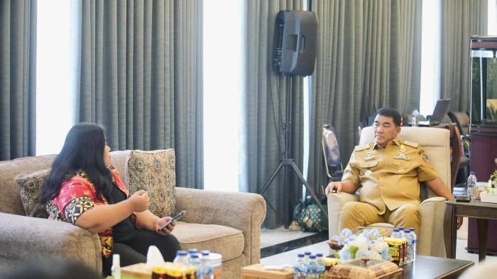 KUNJUNGAN - Gubernur Sulawesi Utara Yulius Selvanus Komaling (YSK) menerima kunjungan resmi dari Komisi Pemberantasan Korupsi Republik Indonesia (KPK RI) di Wisma Negara Bumi Beringin, Manado, Selasa (21/10/2025).