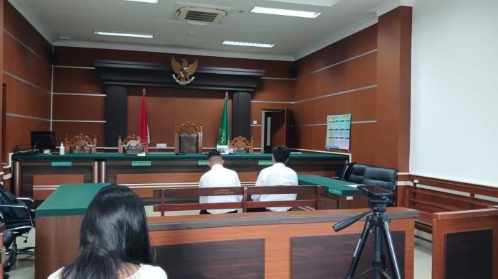 TERDAKWA - Dua terdakwa kasus pembunuhan Joel Tanos, Ervan Siging dan Abdul Rawasi, dalam sidang replik yang diselenggarakan di Pengadilan Negeri Manado, Jalan Adipura Raya, Kelurahan Kima Atas, Kecamatan Mapanget, Kota Manado, Sulawesi Utara, Selasa (27/4/2026).
