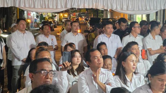 TERIAKAN: Acara peringatan HUT Gerindra di Sulawesi Utara. Pada acara yang digelar di Kantor DPD Gerindra Sulut Teriakan dukungan kepada Ketua DPD Gerindra Sulut, Mayjen TNI (Purn) Yulius Selvanus Komaling (YSK), menggema dari seluruh kader yang hadir