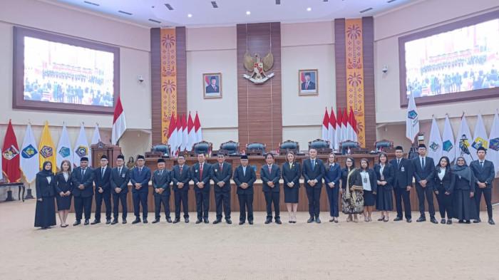 TERIMA - Gubernur Sulawesi Utara Yulius Selvanus menerima buku LHP atas LKPD Pemprov Sulut 2025 dari Pimpinan BPK disaksikan jajaran Pimpinan DPRD Sulut, Selasa 2 Juni 2026.