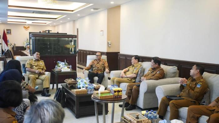 TERIMA KUNJUNGAN - Gubernur Sulawesi Utara Yulius Selvanus Komaling menerima kunjungan resmi dari Komisi Pemberantasan Korupsi Republik Indonesia (KPK RI) di Wisma Negara Bumi Beringin, Manado, Selasa (21/10/2025).