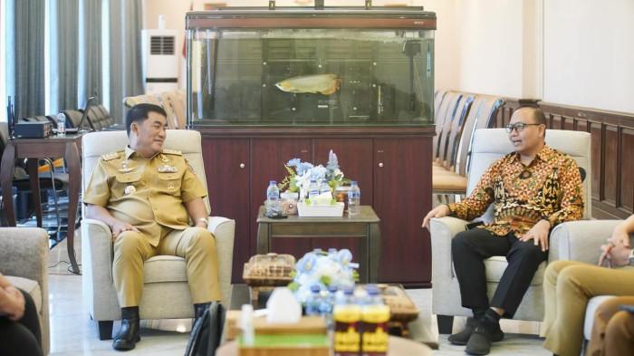 TERIMA KUNJUNGAN - Gubernur Sulawesi Utara Yulius Selvanus Komaling menerima kunjungan resmi dari Komisi Pemberantasan Korupsi Republik Indonesia (KPK RI) di Wisma Negara Bumi Beringin, Manado, Selasa (21/10/2025).