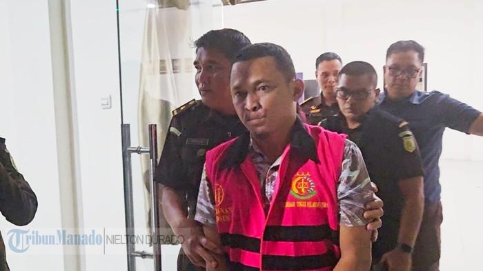 TERSANGKA - Bendahara KPU Boltim bernama Arga Karian ditahan oleh Kejari Kotamobagu atas kasus dugaan korupsi hibah di KPU Boltim tahun anggaran 2020 pada Senin, 8 Juni 2026. Seusai diperiksa, ia mengenakan rompi berwarna pink dan digiring ke mobil tahanan berwarna hijau tua untuk dibawa ke rutan kelas II B Kotamobagu, Senin malam, sekitar pukul 19.20 Wita.