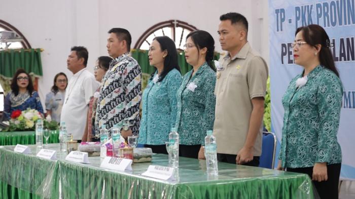 TIM PENGGERAK PKK - Tim Penggerak PKK Provinsi Sulawesi Utara kembali menunjukkan komitmennya terhadap peningkatan kualitas hidup masyarakat lanjut usia. Hal itu dibuktikan melalui kegiatan TP PKK Sulut Peduli Lansia yang digelar di GMIM Bethesda Tombatu, Kabupaten Minahasa Tenggara, Provinsi Sulawesi Utara, Jumat (21/11/2025).