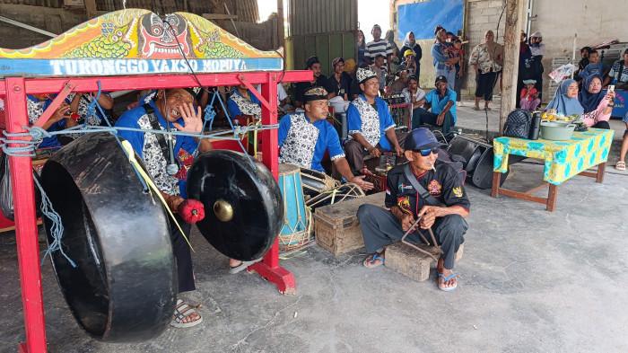 TRADISI - Atraksi Tarian Kuda Lumping dalam acara penyerahan kredit UMKM Pertanian di Desa Mopuya Selatan, Kecamatan Dumoga Utara, Selasa 5 Mei 2026. Tarian Kuda Lumping, Warisan Budaya Jawa yang Terjaga di Mopuya, Dumoga Bolmong