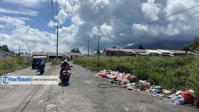 Warga Minut Keluhkan Bau Busuk, Banyak yang Buang Sampah di Jalanan Desa Watudambo