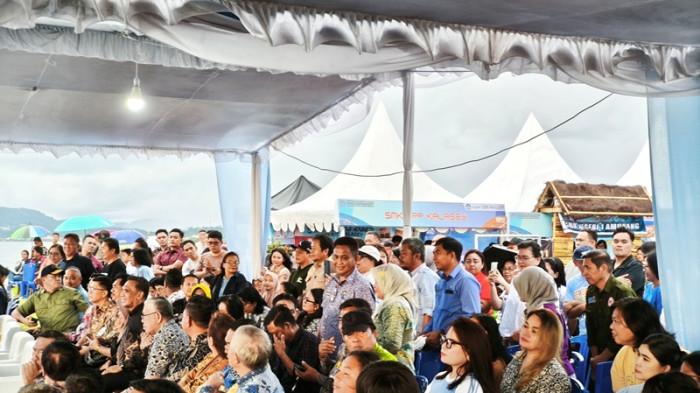 TUTUP - Gubernur Sulawesi Utara Mayjen TNI (Purn) Yulius Selvanus resmi menutup gelaran SMK Expo 2025 yang berlangsung di Kawasan Megamas Manado, Jumat (21/11/2025).