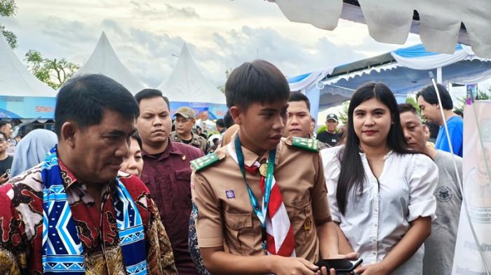 TUTUP - Gubernur Sulawesi Utara Mayjen TNI (Purn) Yulius Selvanus resmi menutup gelaran SMK Expo 2025 yang berlangsung di Kawasan Megamas Manado, Jumat (21/11/2025).