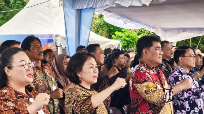 TUTUP - Gubernur Sulawesi Utara Mayjen TNI (Purn) Yulius Selvanus resmi menutup gelaran SMK Expo 2025 yang berlangsung di Kawasan Megamas Manado, Jumat (21/11/2025).