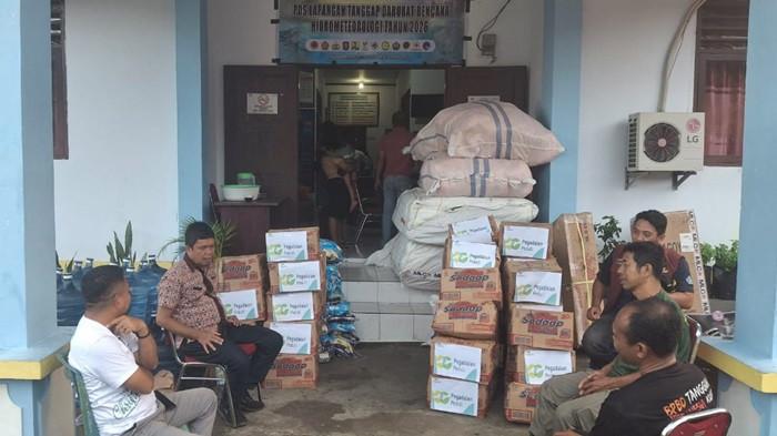 BANTUAN - Tempat penampungan bantuan untuk korban terdampak banjir bandang di Siau untuk sementara dipusatkan di kantor Kecamatan Siau Timur, Kabupaten Sitaro, Sulawesi Utara (Sulut).  Pantauan Tribun Manado, hingga Kamis (8/1/2026) bantuan masih terus berdatangan di Posko Induk tersebut.
