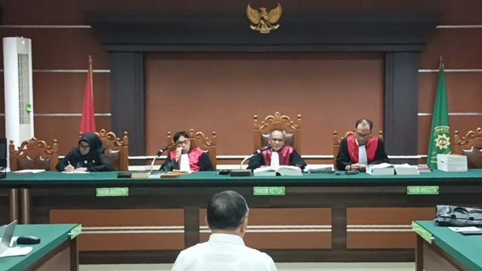 SIDANG - Terdakwa Hein Arina saat menyampaikan kesaksian di sidang lanjutan kasus dugaan korupsi dana hibah dari Pemprov Sulut ke GMIM digelar di Pengadilan Negeri Manado, Senin (10/11/2025).