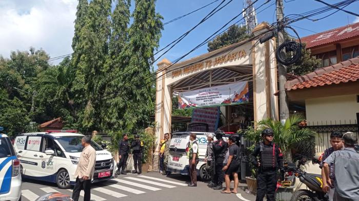 PELAKU - Terjadi ledakan di SMAN 72 Jakarta Utara pada Jumat (7/11/2025) siang. Ledakan itu menimbulkan tujuh korban luka-luka. Ledakan terjadi di area masjid saat shalat Jumat berlangsung.