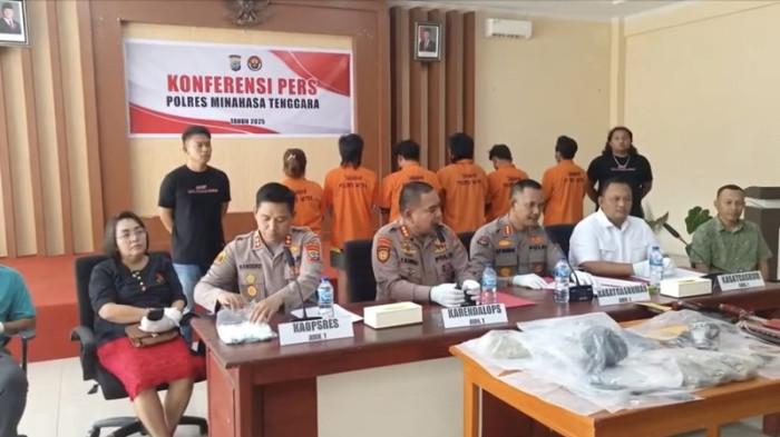 PENJARA - Para tersangka yang ditahan dalam konflik dua kelompok warga di kecamatan Belang, Kabupaten Mitra, Selasa (2/12/2025). Tersangka konflik terancam hukuman 10 tahun penjara.