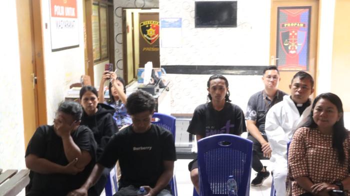 IDENTITAS - Tim DVI Biddokkes Polda Sulawesi Utara memastikan potongan tubuh yang ditemukan di Kelurahan Bahu, Kecamatan Siau Timur, adalah milik Swingli Dalending melalui pemeriksaan forensik dan DNA keluarga. Proses identifikasi ini diharapkan memberi kepastian dan ketenangan bagi keluarga korban, sekaligus menjadi bagian dari upaya penanganan pascabencana banjir bandang yang melanda wilayah Sitaro.