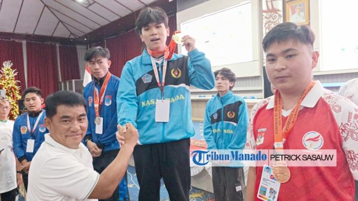 BANGGA - Potret Tim Kepulauan Sitaro menyabet medali emas pada cabang olahraga e-sport Free Fire dalam Porprov Sulut XII yang digelar di Aula Pemkot Manado, Minggu (23/11/2025).