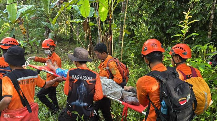 UCAPAN SYUKUR - Max Awuy (tengah) Pihak Keluarga Korban Saat Diwawancara. Ia mengucap syukur dan berterima kasih setelah Aneta Awuy (79), lansia yang dilaporkan hilang di Perkebunan Kecamatan Tomohon Selatan, Kota Tomohon, Sulawesi Utara akhirnya ditemukan dalam kondisi selamat oleh Tim SAR gabungan, Senin (4/5/2026) pagi.