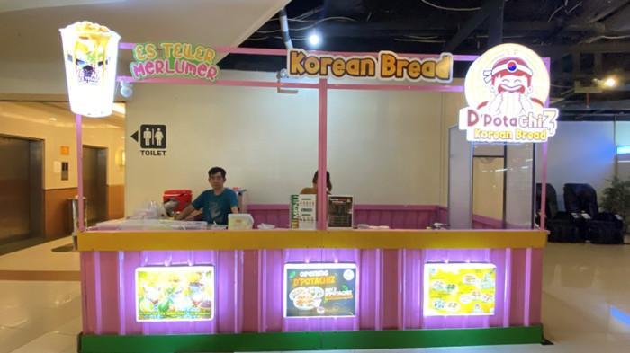 UMKM - ‎Booth D’Potachiz Korean Bread dan Es Teller Merlumer di lantai 3 Megamall, Kawasan Megamas Manado, Sulawesi Utara, Rabu (17/3/2026).