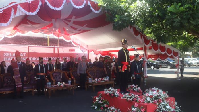 UPACARA - Sekretaris Daerah Kota Tomohon, Edwin Roring bertindak sebagai inspektur upacara dalam peringatan Hari Pendidikan Nasional (Hardiknas) 2026 yang digelar di lapangan Kantor Wali Kota Tomohon, Selasa (5/5/2026). Dalam upacara tersebut, Sekot membacakan sambutan Menteri Pendidikan Dasar dan Menengah Republik Indonesia yang menekankan pentingnya menjadikan Hardiknas sebagai momentum refleksi dan penguatan semangat pendidikan nasional.