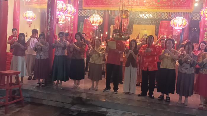 SEMBAHYANG - Umat Tridharma Kelenteng Ban Hing Kiong Manado melakukan sembahyang sambut Imlek 2577 Kongzili, Senin (16/2/2026) malam.