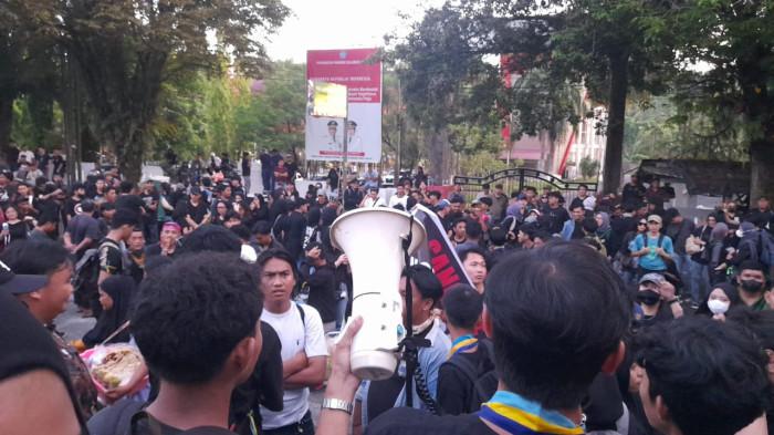 DEMONSTRASI - Unjuk rasa sejumlah elemen mahasiswa yang tergabung dalam Gerakan September Hitam di depan kantor DPRD Sulawesi Utara di Jalan Raya Manado-Bitung, Kelurahan Kairagi Satu, Kecamatan Mapanget, Kota Manado, Provinsi Sulawesi Utara (Sulut), Kamis (4/9/2025) berlangsung aman. Tuntutan diterima anggota DPRD Sulut.
