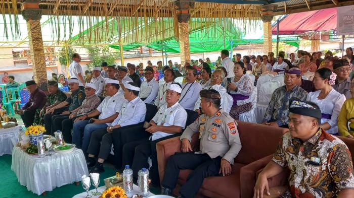 HADIRI - Wakil Bupati Bolmong Dony Lumenta, menghadiri perayaan Dharma Santi yang digelar di Balai Kesenian Desa Adat Mopugad, Kecamatan Dumoga Utara, Rabu (22/04/2026).