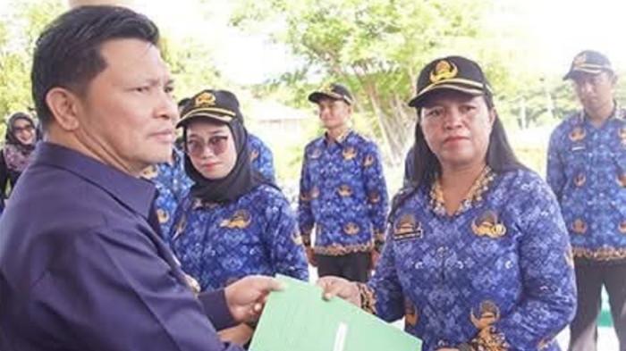 PPPK PARUH WAKTU - Wakil Bupati Bolmong Dony Lumenta menyerahkan Surat Keputusan (SK) 329 Pegawai Pemerintah dengan Perjanjian Kerja (PPPK) paruh waktu, Kamis (27/11/2025).