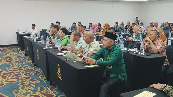 RAKOR: Wakil Bupati Dony Lumenta saat memberikan arahan dalam rakor pencegahan dan penurunan angka stunting Tahun 2025 Kamis (11/12/2025). Dony Lumenta mengatakan bahwa kegiatan ini penting dilakukan untuk penanganan sekaligus pencegahan dalam menurunkan angka stunting di daerah.