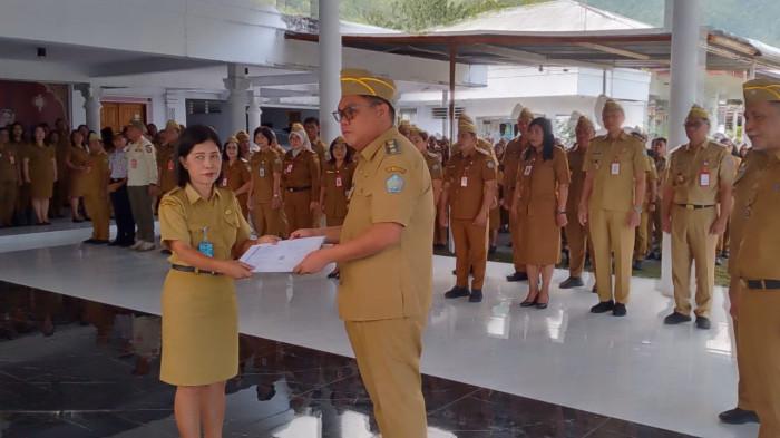 APEL - Wakil Bupati Kepulauan Sangihe, Tendris Bulahari, memimpin apel perdana bersama Aparatur Sipil Negara (ASN) dan PPK,
di Lapangan Gelora Santiago Tahuna, Selasa (7/4/2026). 