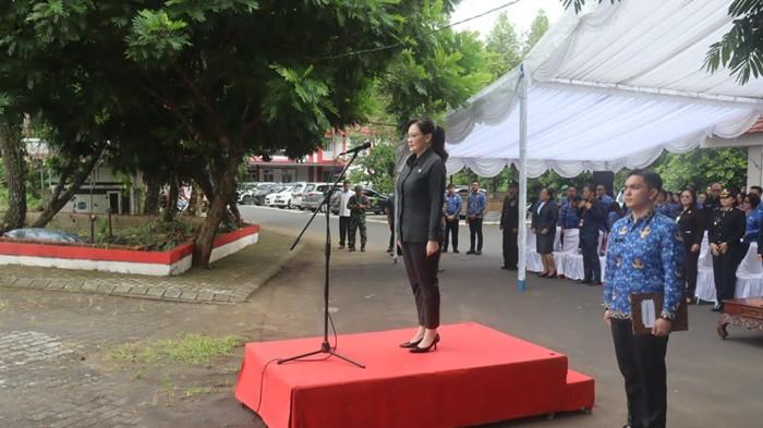 ‎UPACARA - Pemerintah Kota Tomohon menggelar upacara bendera dalam rangka memperingati Hari Pahlawan Nasional Tahun 2025 di Lapangan Kantor Wali Kota Tomohon, Senin (10/11/2025). Wakil Wali Kota Tomohon Sendy G. A. Rumajar bertindak sebagai Inspektur Upacara.