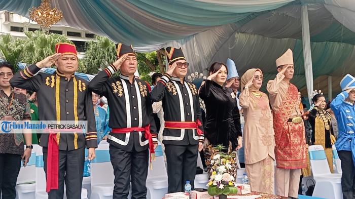 HUT SULUT - Wakil Wali Kota Tomohon Sendy GA Rumajar hadir dalam upacara peringatan HUT ke-61 Provinsi Sulawesi Utara yang berlangsung di Kantor Gubernur Sulut, Jalan 17 Agustus, Teling Atas, Wanea, Manado, Sulawesi Utara, Selasa (23/9/2025). Sendy tiba sekitar pukul 08.10 Wita. 