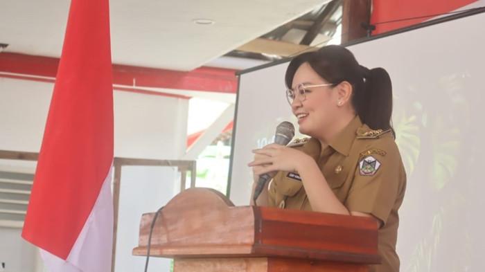 ‎AMAN - Wakil Wali Kota Tomohon, Sendy Rumajar saat membuka kegiatan Komunikasi, Informasi, dan Edukasi (KIE) Kesiapsiagaan Kota Tomohon di Aula SMP Negeri 1 Tomohon, Rabu (12/11/2025). Pemkot Tomohon melalui BPBD menggencarkan program Sekolah Aman Bencana di seluruh wilayah kota.