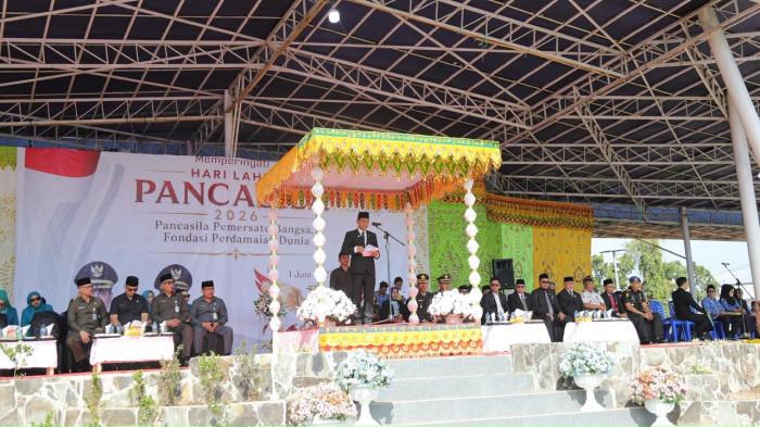 Wali Kota Kotamobagu Weny Gaib pada kesempatan ini bertindak sebagai Inspektur upacara