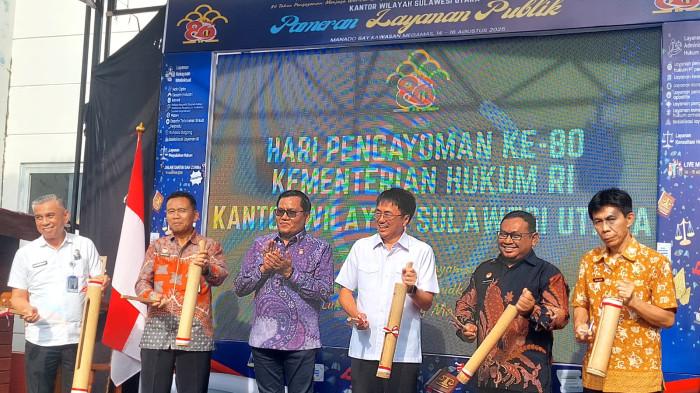 Wali Kota Manado Andrei Angouw menghadiri pembukaan pameran