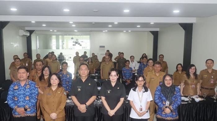 HADIR - Wali Kota Tomohon Caroll J. A. Senduk, membuka secara resmi Rapat Kelompok Kerja Perumahan dan Kawasan Permukiman (Pokja PKP) Kota Tomohon yang digelar di Hotel Wise Tomohon, Senin (17/11/2025). Caroll menegaskan bahwa pembangunan sanitasi, persampahan, serta program pembangunan 3 juta rumah merupakan bagian dari program strategis nasional yang terhubung langsung dengan target pembangunan berkelanjutan (Sustainable Development Goals/SDGs).